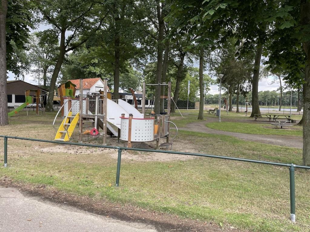 Freistehendes Ferienhaus Am See Naehe Roermond Heel Exterior foto