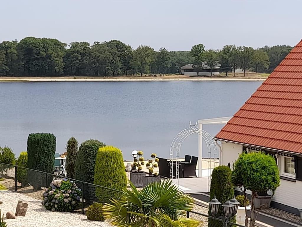 Freistehendes Ferienhaus Am See Naehe Roermond Heel Exterior foto